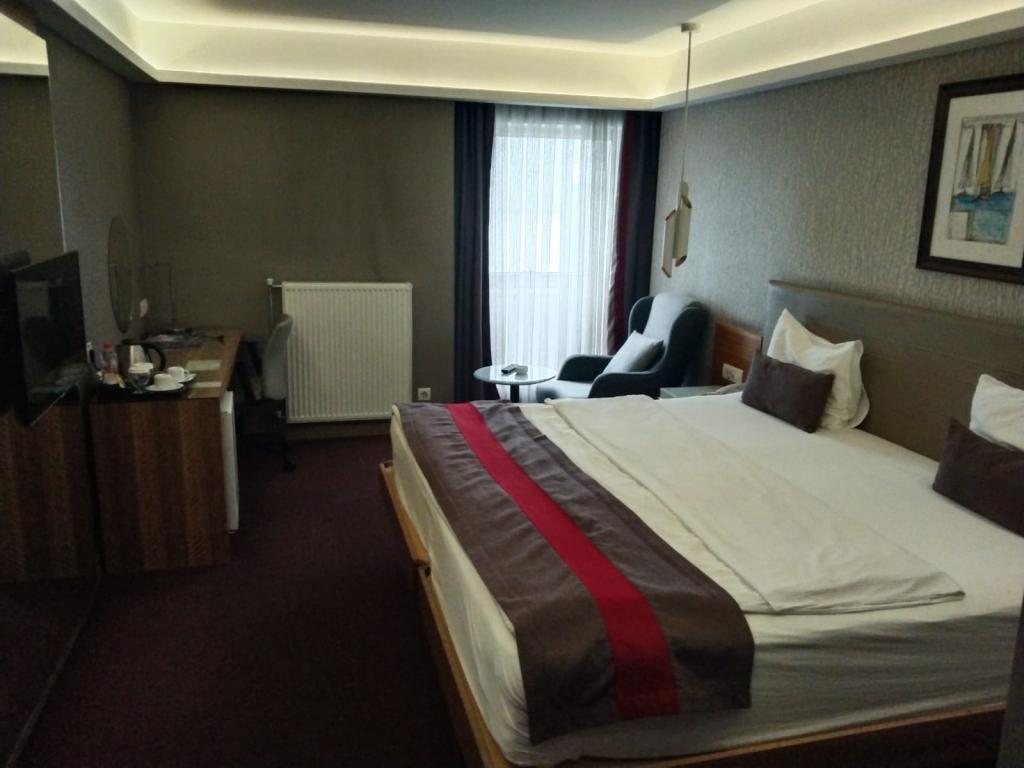 Татван: The Crater Hotel