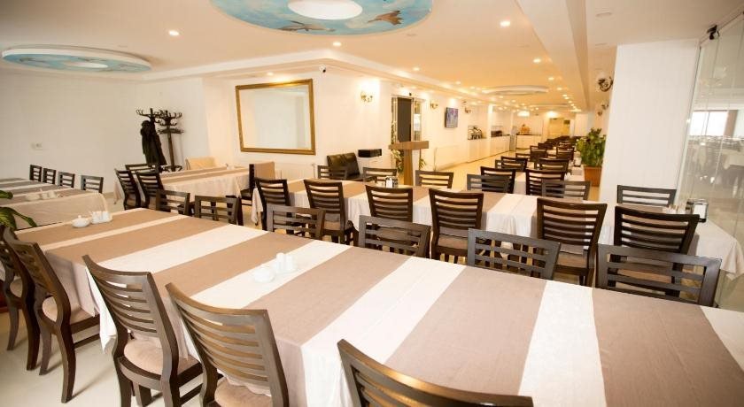 Ван: Resmina Hotel
