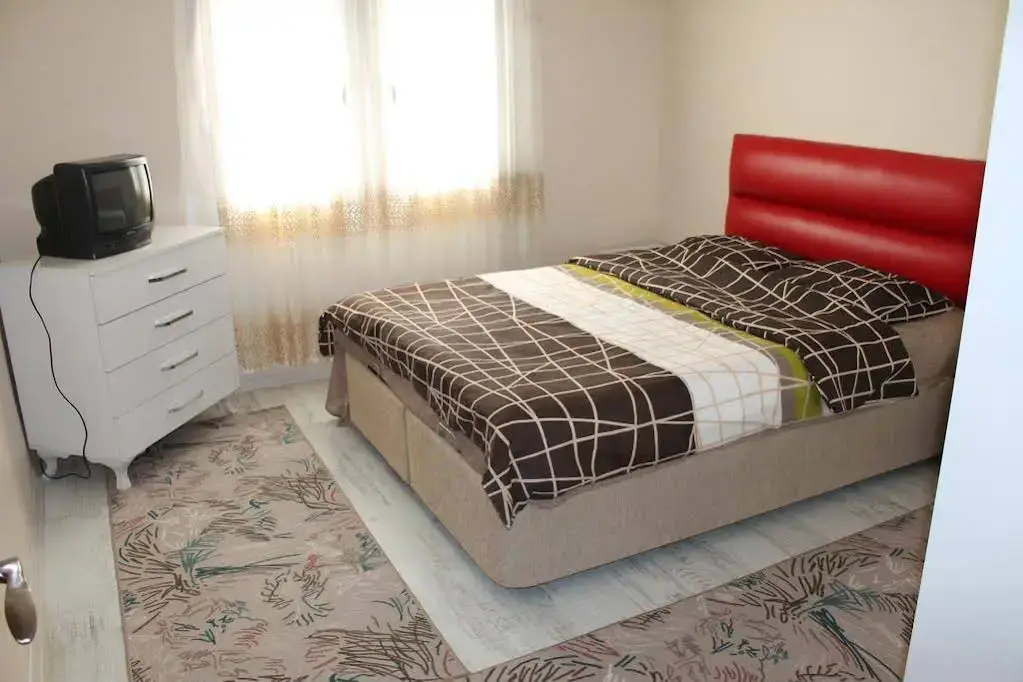 Измир: Bed Red Homes