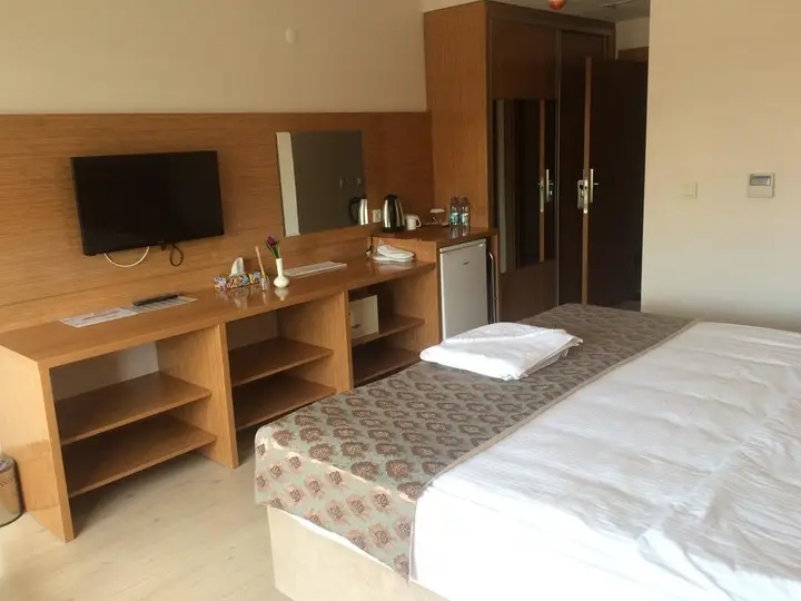 Дадай: Umur Hotel