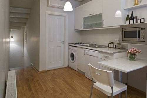 Стамбул: The House Apart Tünel