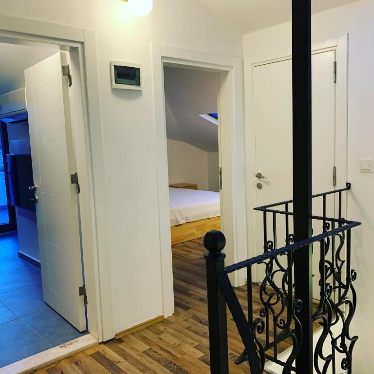 Каш: The Townhouse Apartment