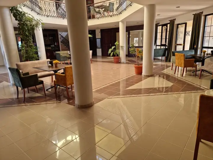 Сатлюс: Flora Hotel