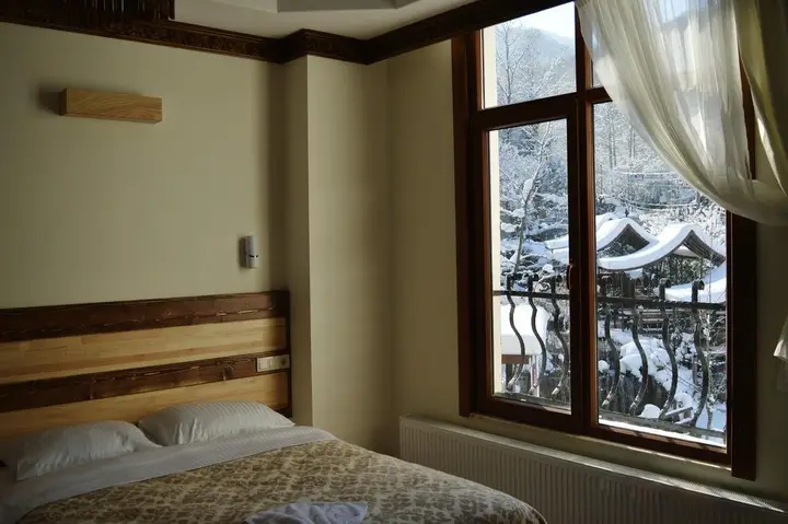Янык: Mersu A'la Hotel