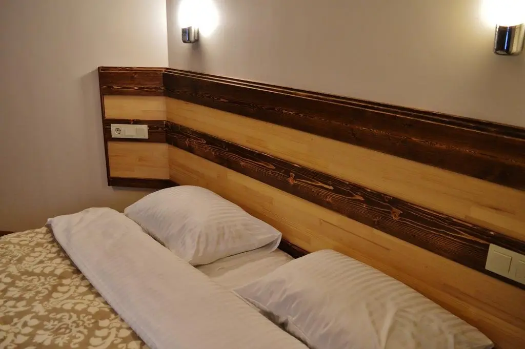 Янык: Mersu A'la Hotel