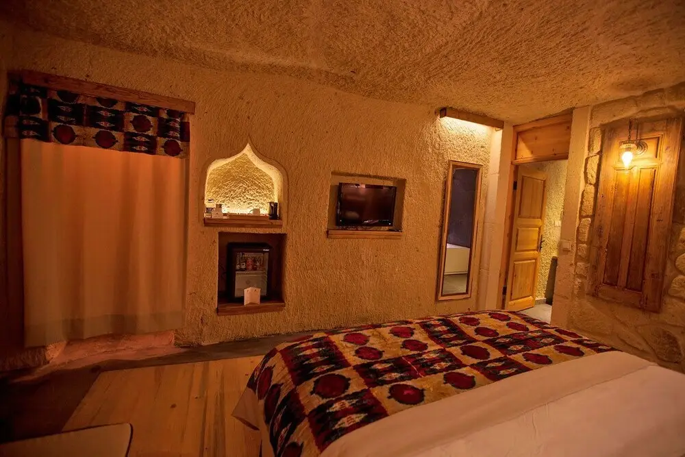 Ургуп: Queens Cave Cappadocia