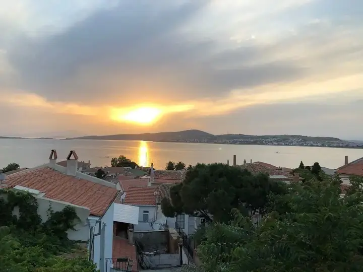 Айвалык: Tarihi Kucuk Tas Konak