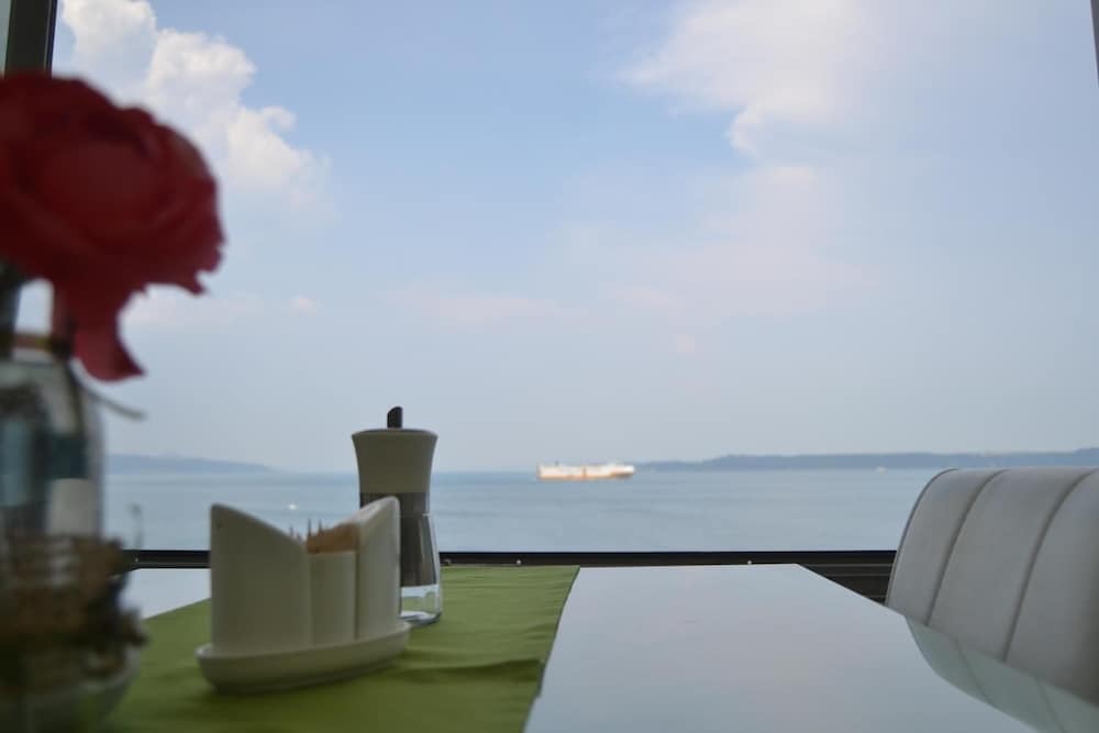 Эджеабат: Hotel Deniz