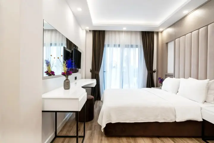 Чамьюва: Flower Hotel