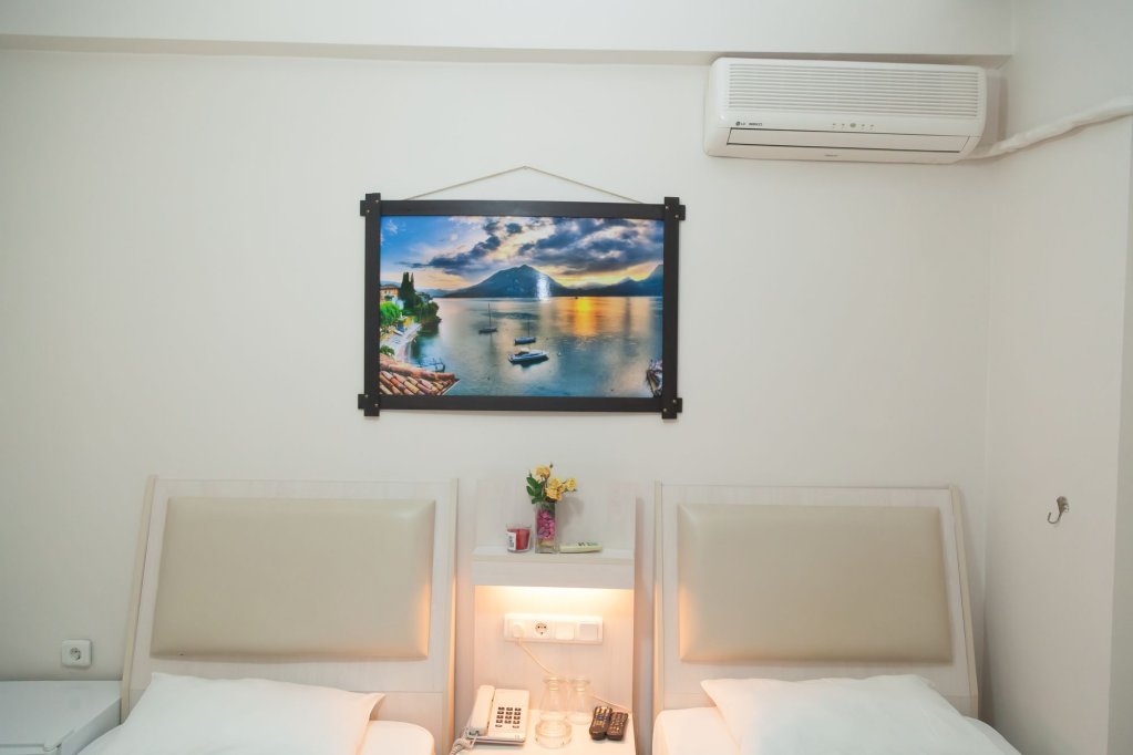 Айвалык: Koboroz Otel