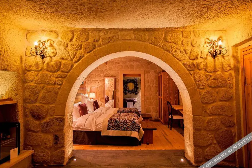 Ургуп: Queens Cave Cappadocia