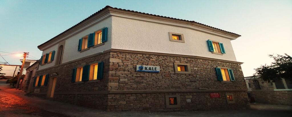 Чешме: Cesme Kale Tas Apart