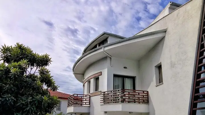 Дальян: The Round House