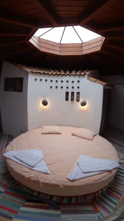 Дальян: The Round House