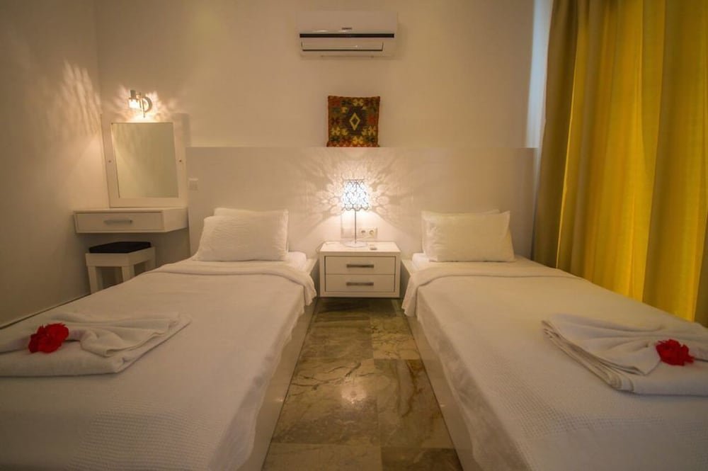 Исламлар: Villa Ella