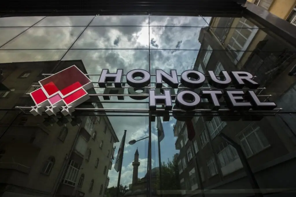 Нигде: Honour Hotel