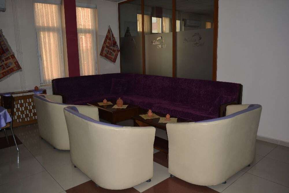 Нигде: Nahi̇ta Hotel