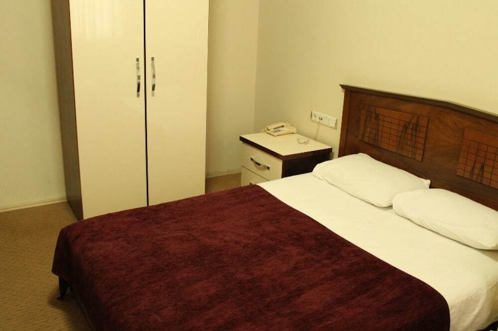 Нигде: Nahi̇ta Hotel