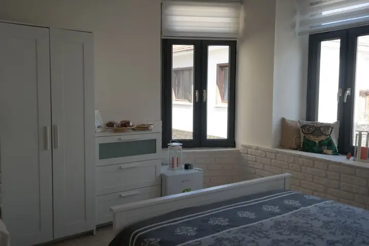 Чешме: Pug Rooms
