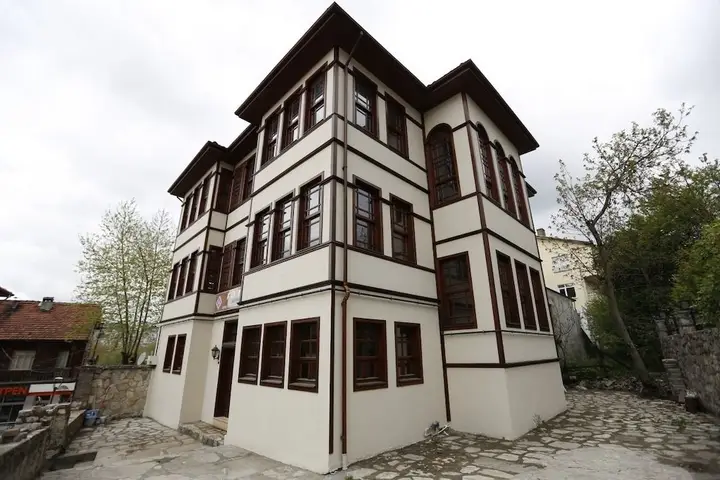 Бартын: Ra'na Konak
