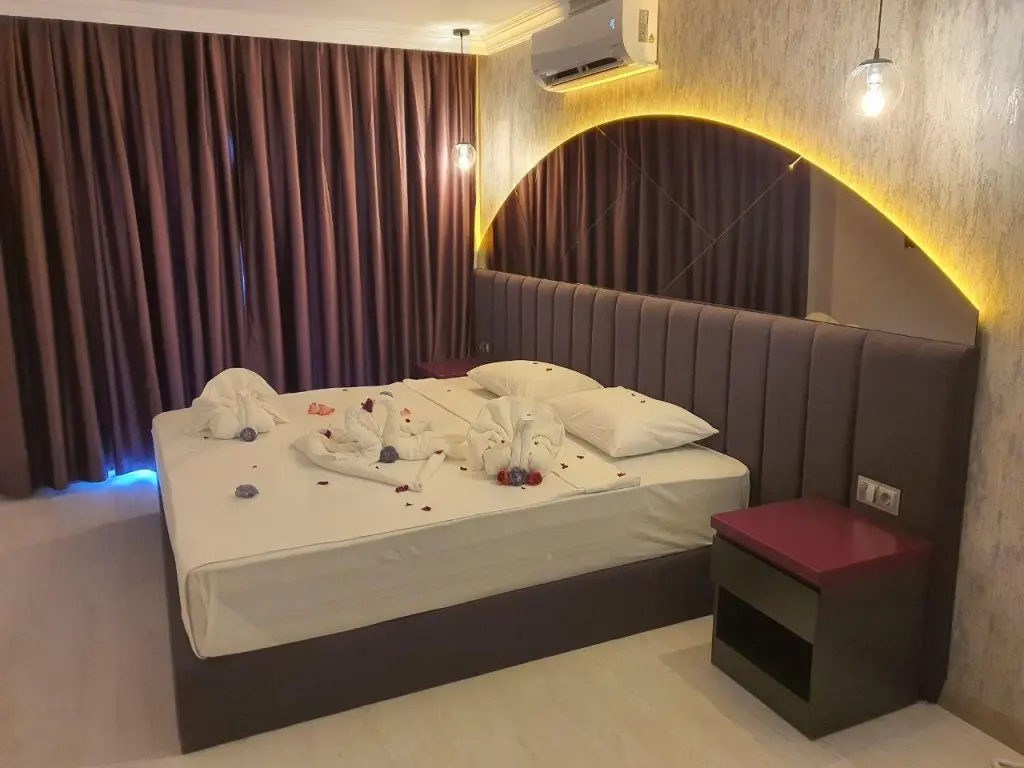 Аланья: Karikatur Bi Hotel