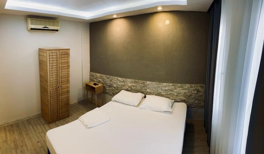 Чешме: 1989 Hotel Sebat