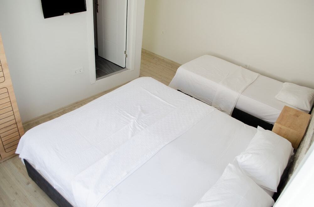 Чешме: 1989 Hotel Sebat