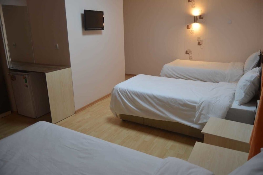 Енис: Yilton Otel
