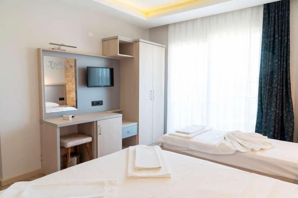 Эдремит: Tone Otel