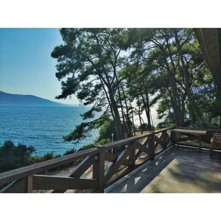 Акьяка: Orman Kampı Taş Evleri