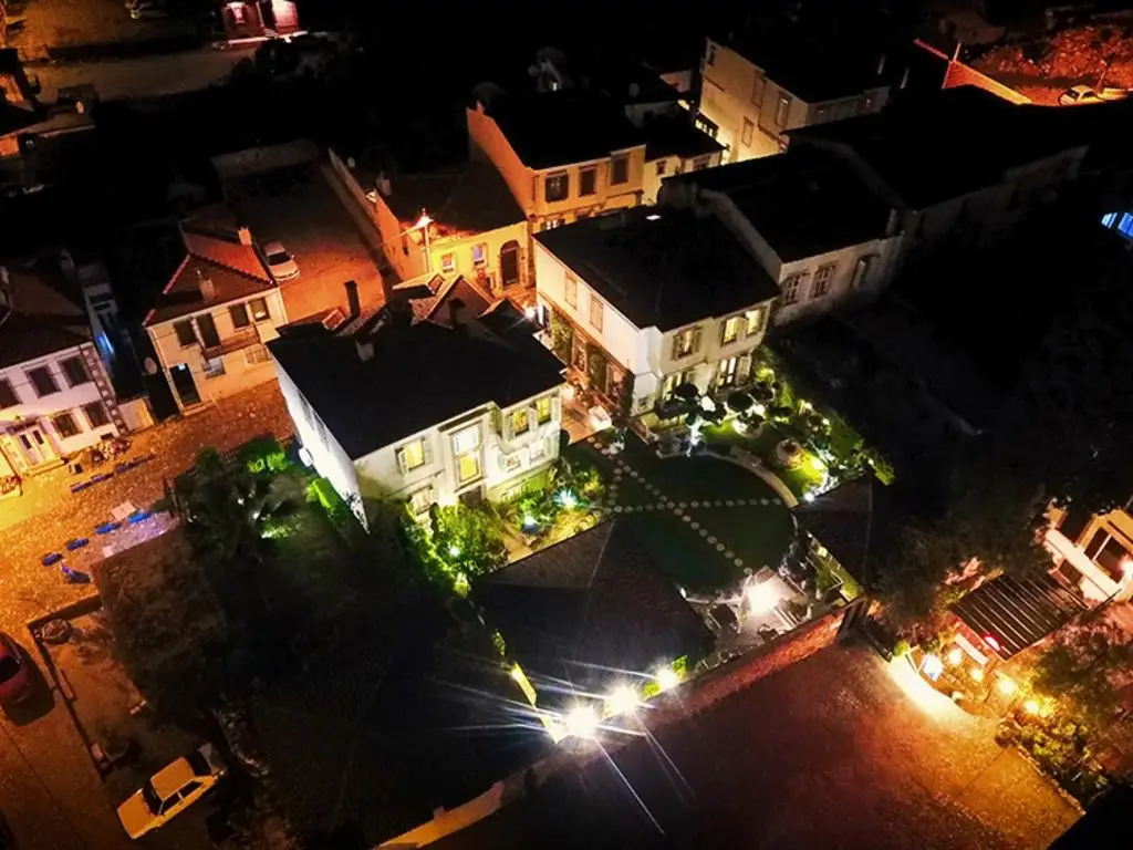 Айвалык: Ni̇si̇ Buti̇k Otel