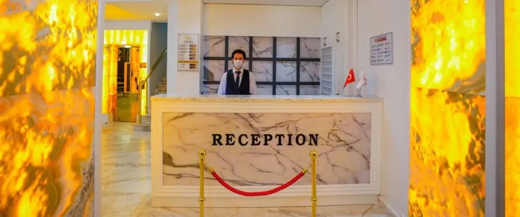 Батман: Grand White Hotel