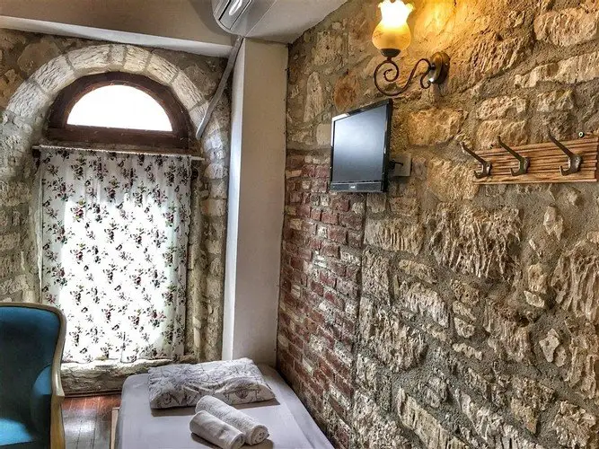 Чешме: Stone Wood House