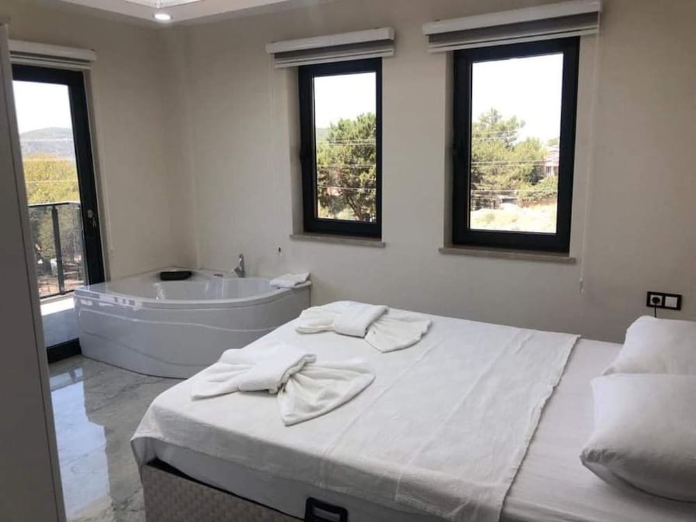 Фетхие: Stunning 4-bed Villa: Private Pool, Sauna & Hammam