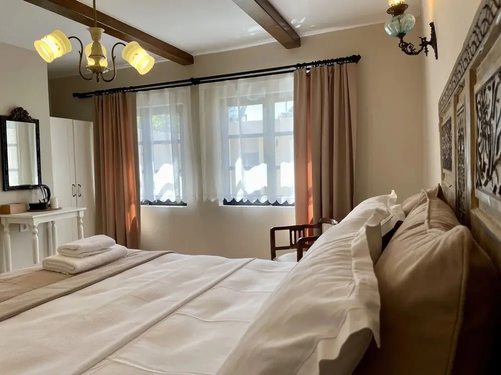 Урла: 1870 Taş Konak Otel - Sanat Sokağı