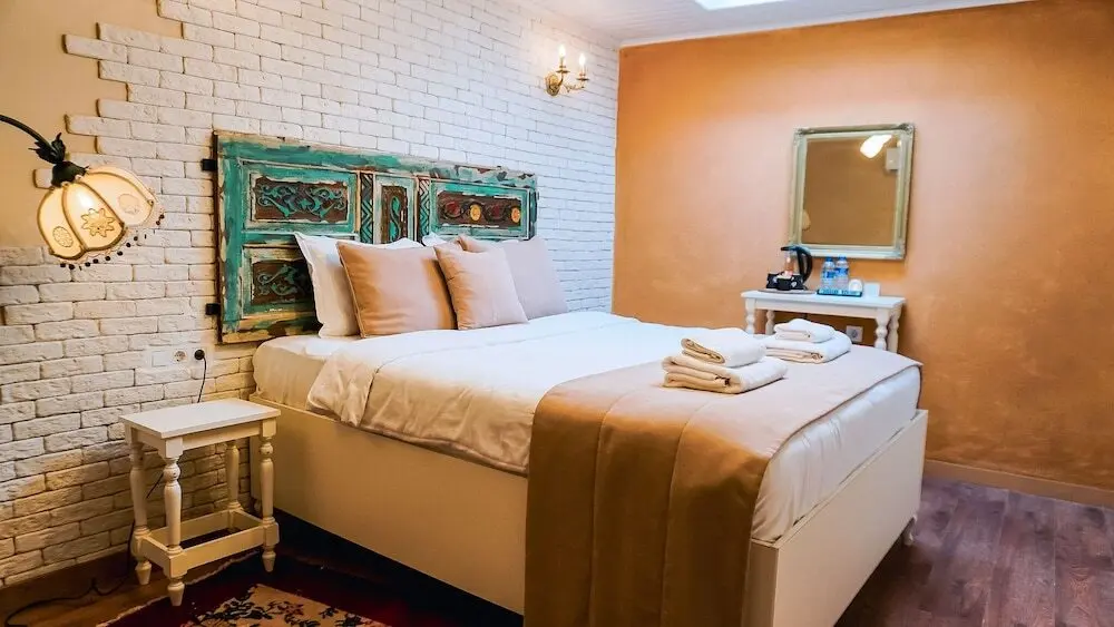 Урла: 1870 Taş Konak Otel - Sanat Sokağı