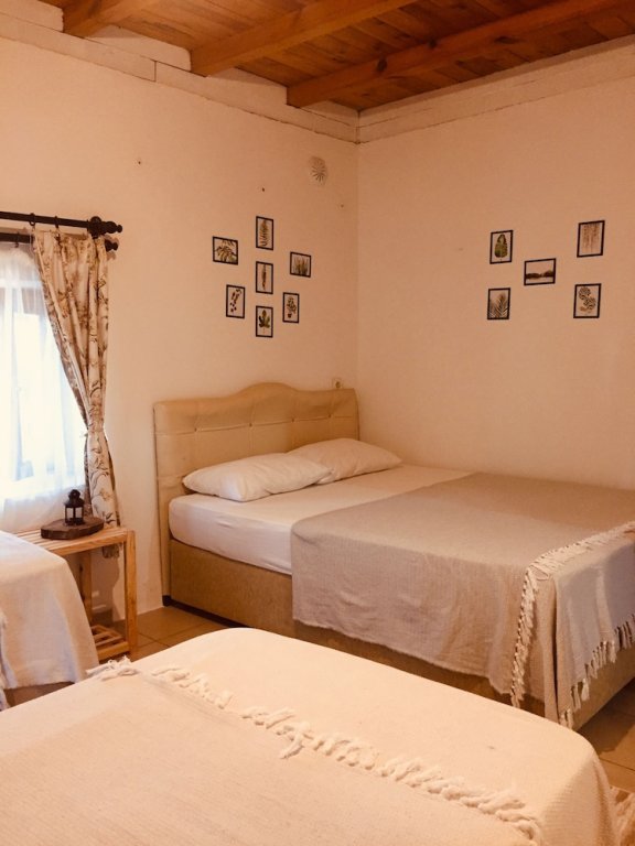 Бозджаада: Radika Kır Evi