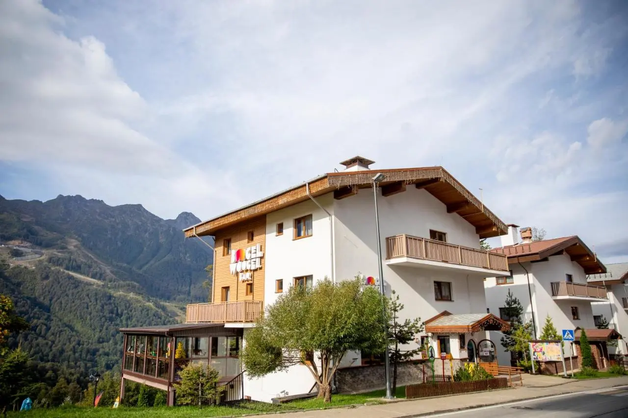 Эсто-Садок: BoogelWoogel Bar&Hotel Rosa Khutor