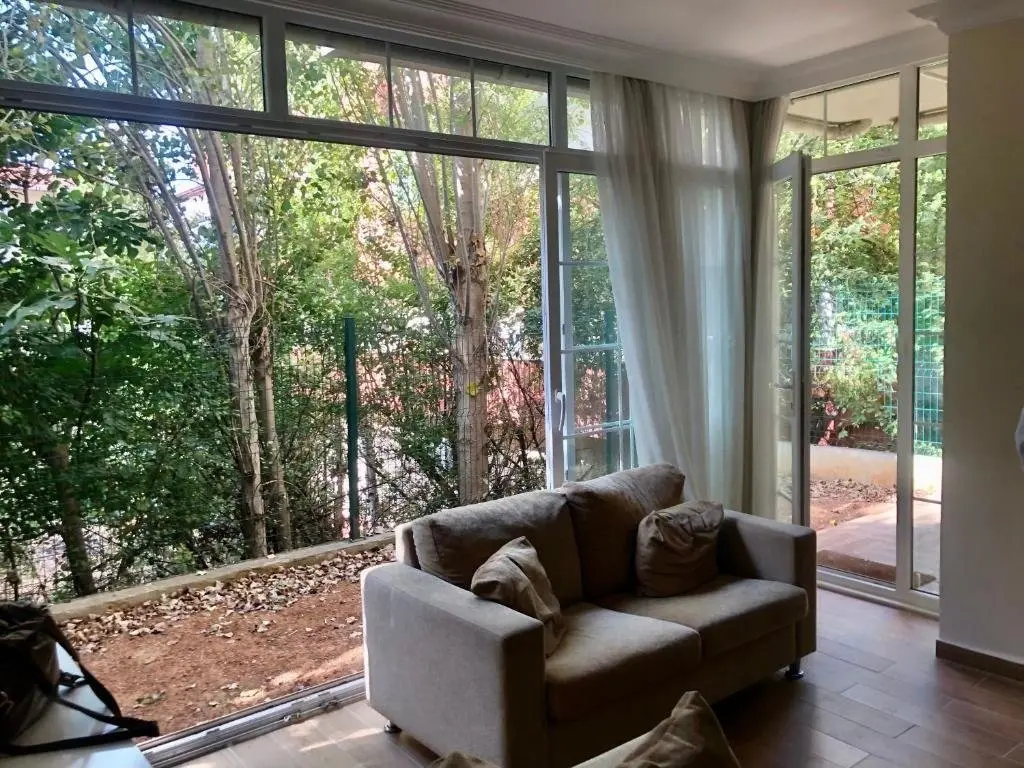 Стамбул: Lovely Escape House in a Frame with Garden