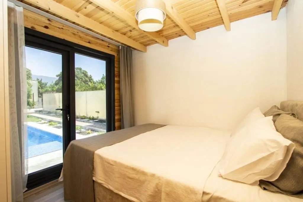 Villa With Pool Jacuzzi and Backyard in Inlice — фото 1