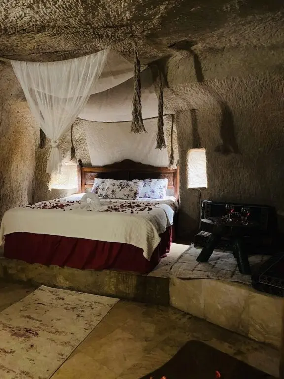 Айвали: Ela cave house