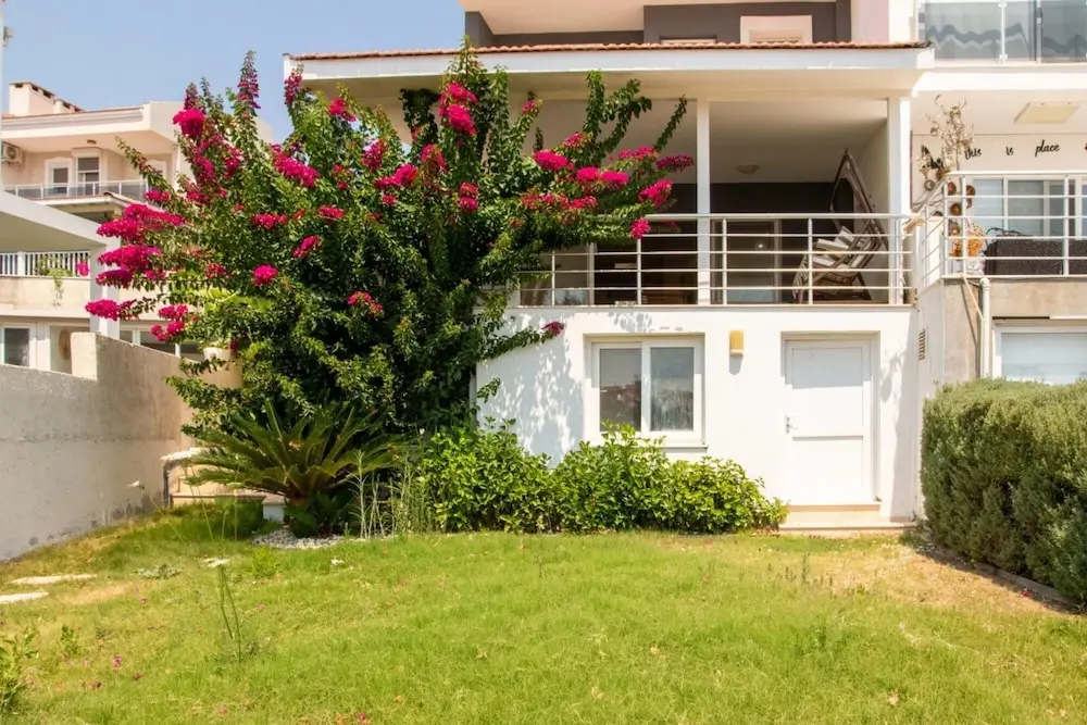 Чешме: Peaceful House With Refreshing Terrace in Cesme
