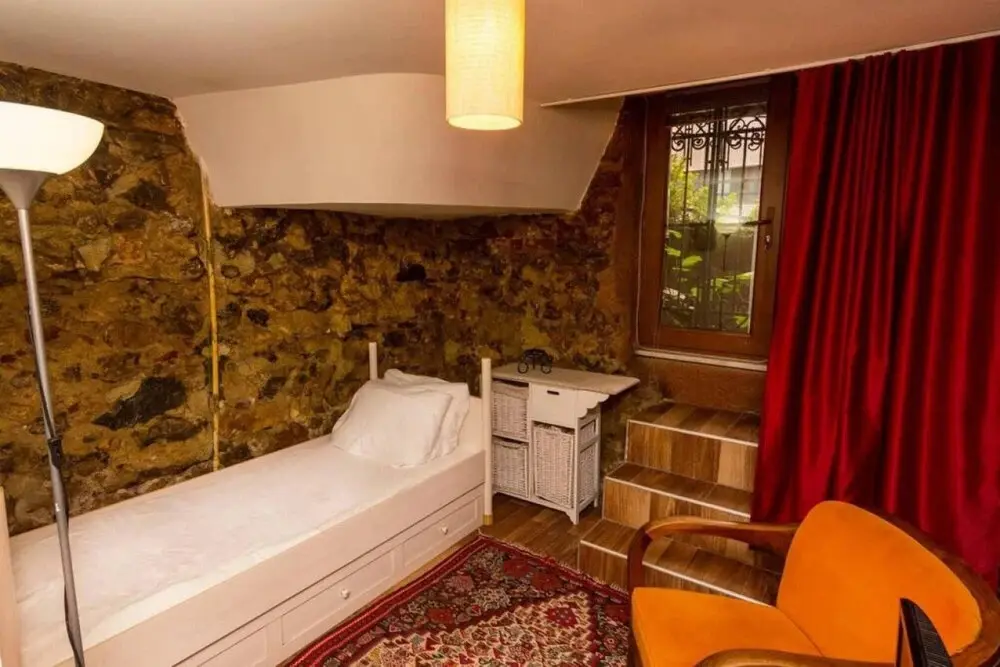 Стамбул: Stylish Home With a Book Collection Near Taksim