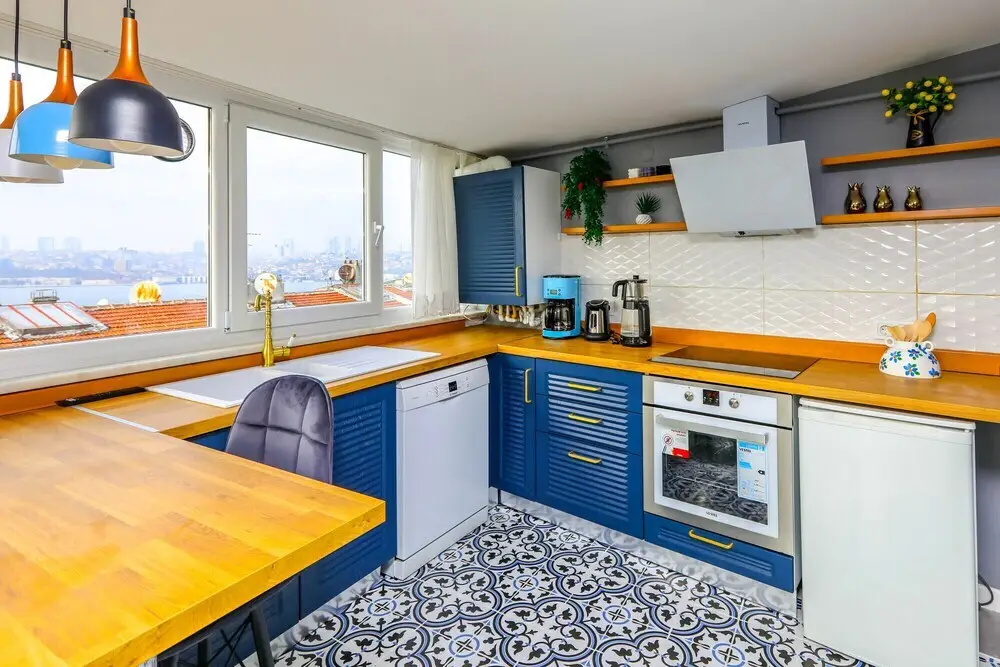 Стамбул: Vibrant Flat 500 m to Uskudar Ferry Station