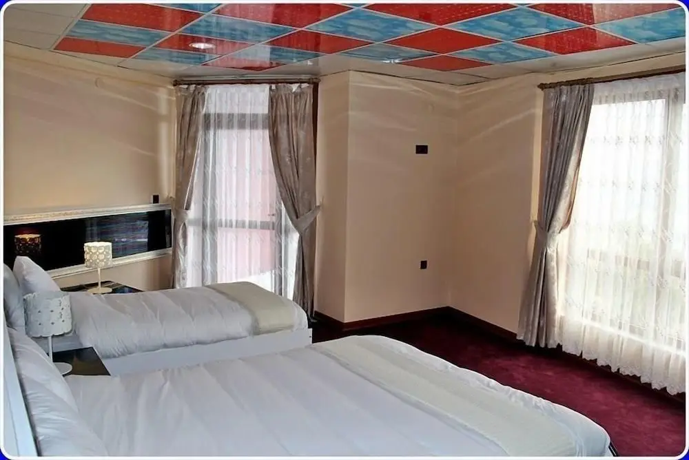 Эрменек: Konerkon Otel Plaza