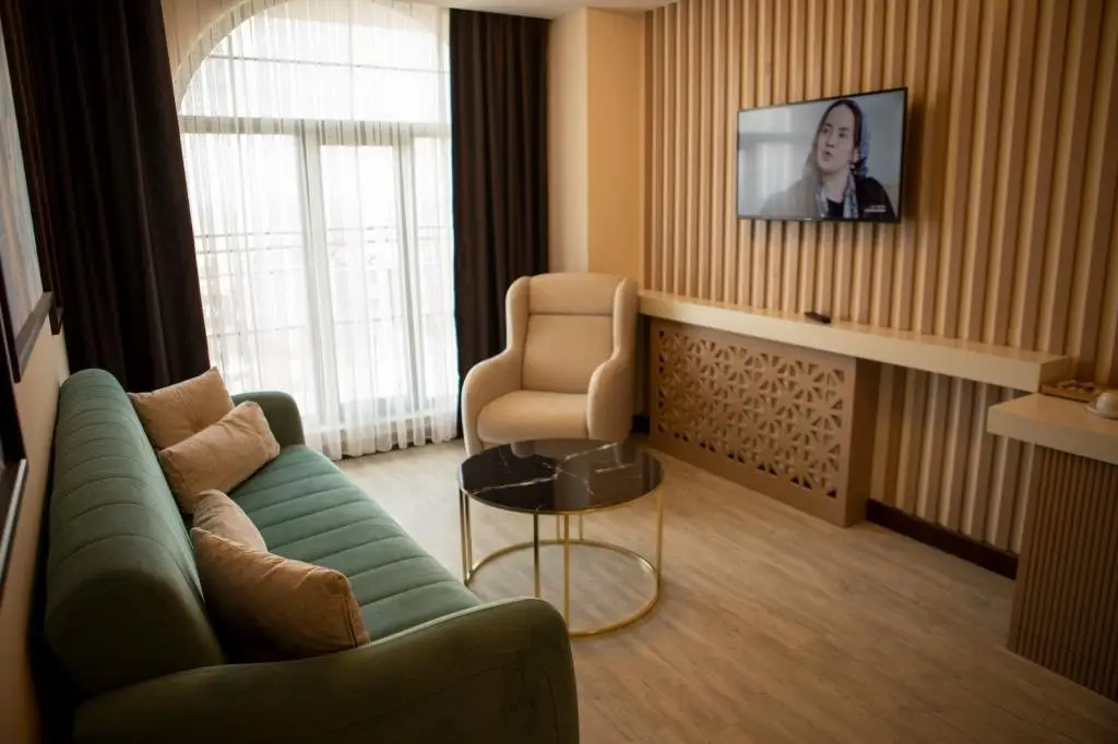 Ван: Eden's Hotel