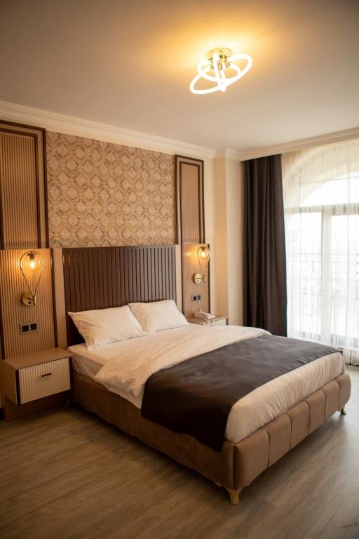 Ван: Eden's Hotel