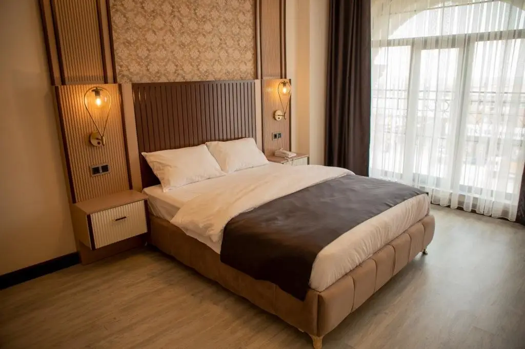 Ван: Eden's Hotel