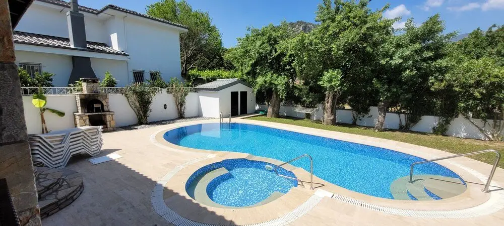 Дальян: Immaculate 4-bed Villa With Large Garden and Pool
