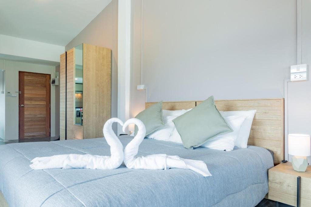 Чаам: The BEACH CHA AM Suites